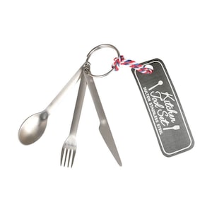 Könnte beinhalten: Ein Edelstahl-Küchenwerkzeug-Set mit einem Löffel, einer Gabel und einem Messer, die an einem Metallring befestigt sind. Ein Etikett mit dem Text "Kitchen Tool Set" und "Dulton Stainless Steel" ist mit einer rot-weiß-blauen Kordel befestigt.