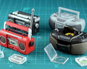 4 Arten - 1/6 Puppenhaus Miniatur Radio Kassettenspieler (mit Kassette Band) / CD Radio Kassettenspieler (mit CD): Rot / Schwarz / Grau