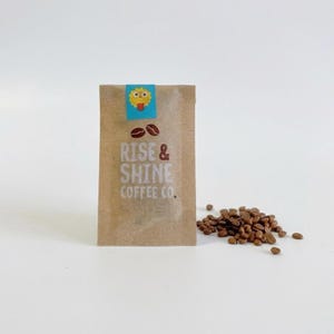1/6 Puppenhaus Miniatur Rise & Shine Coffee Co Mini Kraft Tasche mit Kaffeebohnen #mnv7