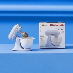 1/12 Puppenhaus Miniatur Replica KitchenAid Artisan Tilt-Head Küchenmaschine (Höhe 3 cm) mit Karton Verpackung [ZURU Mini Brands Home Series]