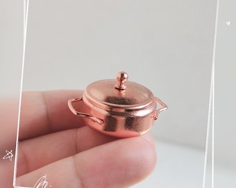 Miniatura de casa de bonecas em escala 1/12 ou 1/6: Panela de cobre antiga vintage para cozinhar // Envie-nos uma mensagem para encomendas em grande quantidade #sm3