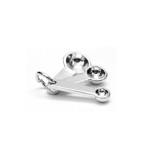 Puede incluir: Encanto de cucharas medidoras de plata, un juego de tres cucharas, con un bucle para sujetar a un collar o pulsera.