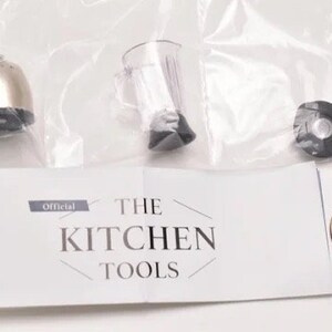 May include: A set of miniature kitchen tools, including a blender, a food processor, and a small coin with Japanese text. The tools are made of plastic and metal and are painted in a realistic style. The set is packaged in a clear plastic bag with a white card that reads "The Kitchen Tools" and "Official".