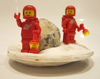 2 x Genuine Lego RED Spaceman Minifigures - 1980's vintage Classic Space sp005 pair - Great Gold Moon logo - Helmet & Air tanks - RARE!