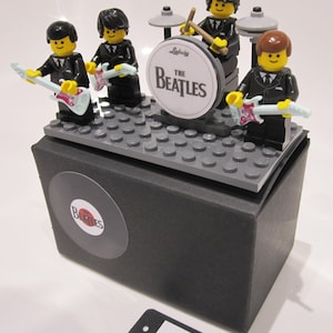 The Beatles 100% Genuine Lego Minifigures and pieces Band on stage with drum kit & guitars GIFT BOX SET image 9