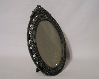 Very Nice Ornate Metal Framed, Oval Shaped Table Top Picture Frame w/Glass Cover