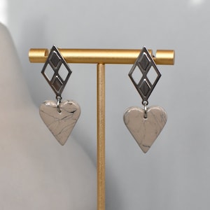 Pendientes gris en forma de corazon y efecto piedra pequeños. Stud earrings stone effect.