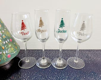 Adhesivo navideño personalizado para cristal: Vinilo adhesivo con nombre y diseño de árbol en zigzag con purpurina
