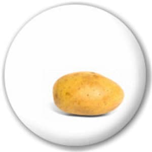 Op de afbeelding: Een enkele, gele aardappel met een glad, licht hobbelig oppervlak. De aardappel ligt op een witte achtergrond.