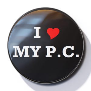 Może przedstawiać: Czarny guzik z białą obwódką i napisem "I ♥ MY P.C." białymi literami. Czerwone serce znajduje się między słowami "I" i "MY".