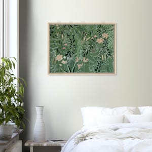 Könnte beinhalten: Ein gerahmter Druck einer grünen botanischen Illustration mit weißen Umrissen von Blumen und Blättern. Der Hintergrund ist dunkelgrün.