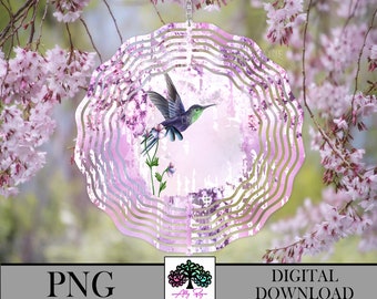 Puede incluir: Un molinillo de viento de metal rosa y morado con un colibrí y flores. El molinillo de viento tiene una forma circular con múltiples capas. El colibrí está volando con las alas extendidas. Las flores están en flor y tienen pétalos rosas y blancos.