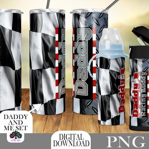 Puede incluir: Un conjunto de vasos y un biberón con temática de carreras. Los vasos presentan un diseño de bandera a cuadros en blanco y negro y el texto "Daddy". El biberón tiene un diseño de bandera a cuadros y el texto "Daddy's Racing Buddy".