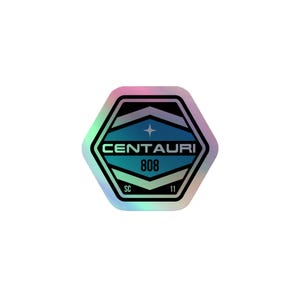 Puede incluir: Una pegatina hexagonal holográfica con un borde negro y un diseño central en degradado azul. El texto CENTAURI está impreso en blanco, con el número 808 debajo, y las letras SC y 11 en las esquinas inferiores. Un pequeño icono de estrella está centrado.