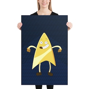 Peut inclure: Une affiche représentant un personnage de dessin animé en forme d'insigne de commandement Starfleet jaune. Le personnage a un visage souriant, des bras avec des gants marron et des jambes avec des chaussures marron. Le fond est bleu foncé avec un motif subtil.
