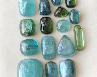 37 Karat Hell blauer und grüner Turmalin Cabochons Lot flache Rückseite