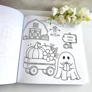 K&ouml;nnte beinhalten: Ge&ouml;ffnete Malbuchseite mit herbstlichen Illustrationen. Enth&auml;lt eine Scheune, eine Vogelscheuche, ein K&uuml;rbisfeld-Schild, K&uuml;rbisse, Blumen und einen Geist, der einen K&uuml;rbis h&auml;lt. Die Bilder sind in Schwarz auf wei&szlig;em Hintergrund.