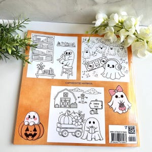 K&ouml;nnte beinhalten: Ein Malbuch zum Thema Halloween mit verschiedenen Illustrationen. Die Bilder zeigen Geister, K&uuml;rbisse, eine Scheune und ein K&uuml;rbisfeld-Schild. Das Buch hat einen hellorangen Umschlag und Schwarz-Wei&szlig;-Strichzeichnungen.