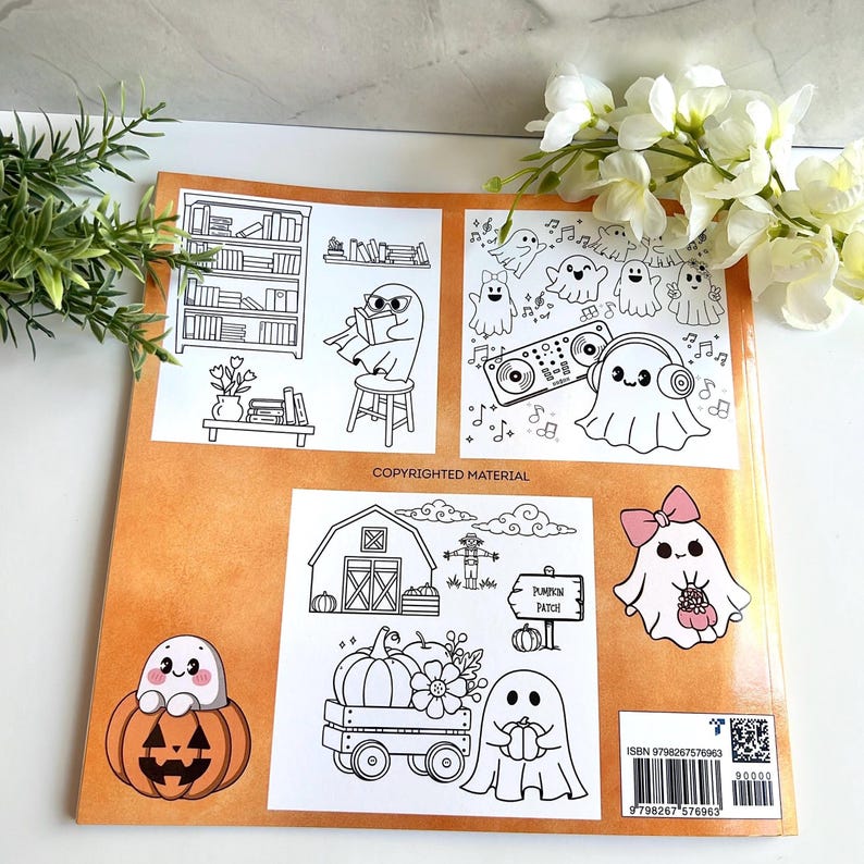 K&ouml;nnte beinhalten: Ein Malbuch zum Thema Halloween mit verschiedenen Illustrationen. Die Bilder zeigen Geister, K&uuml;rbisse, eine Scheune und ein K&uuml;rbisfeld-Schild. Das Buch hat einen hellorangen Umschlag und Schwarz-Wei&szlig;-Strichzeichnungen.