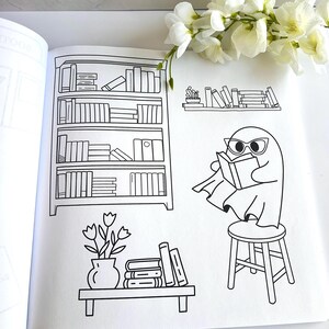 K&ouml;nnte beinhalten: Schwarz-Wei&szlig;-Illustration eines Geistes, der ein Buch liest und eine Brille tr&auml;gt, auf einem Hocker sitzt. Das Bild zeigt auch ein B&uuml;cherregal, ein Regal mit B&uuml;chern, einen Tisch mit B&uuml;chern und eine Vase mit Blumen.