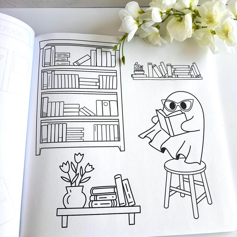K&ouml;nnte beinhalten: Schwarz-Wei&szlig;-Illustration eines Geistes, der ein Buch liest und eine Brille tr&auml;gt, auf einem Hocker sitzt. Das Bild zeigt auch ein B&uuml;cherregal, ein Regal mit B&uuml;chern, einen Tisch mit B&uuml;chern und eine Vase mit Blumen.