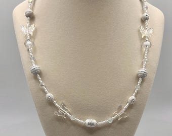 Irisierende Schmetterling Halskette • Klare Perlen Fairycore Schmuck • Weiße Perlen Halskette • Ästhetischer Schmuck • Handgemachte süsse Halskette