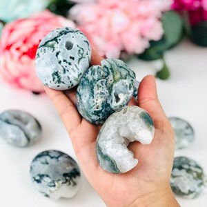 Puede incluir: Una colecci&oacute;n de piedras de &aacute;gata verde y blanca con una forma &uacute;nica, natural y org&aacute;nica. Las piedras tienen una superficie lisa y pulida y son perfectas para la curaci&oacute;n con cristales o la decoraci&oacute;n.