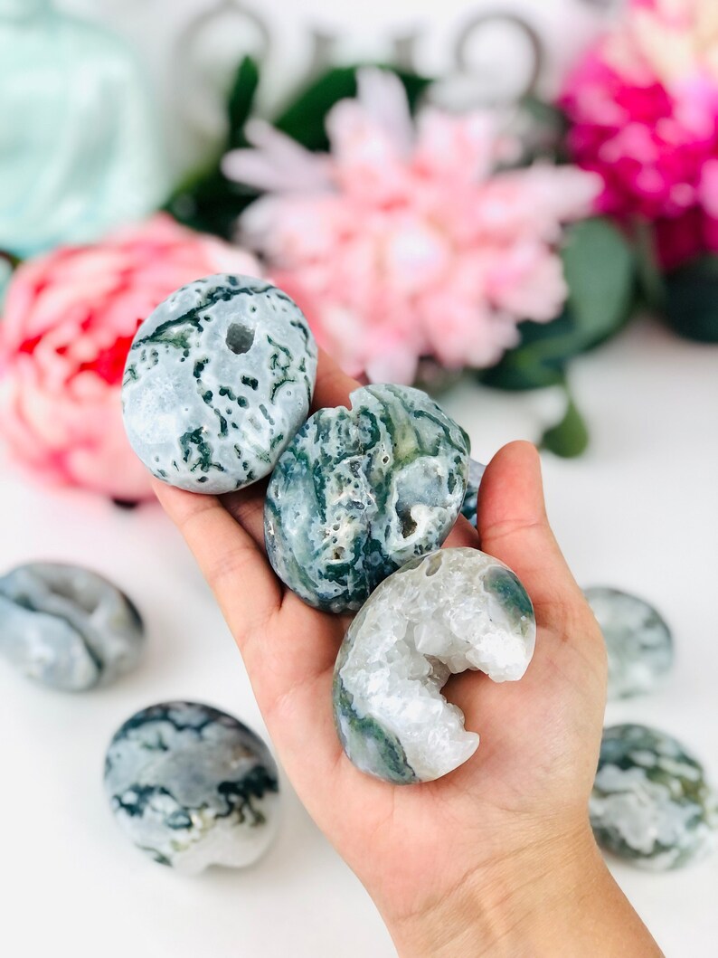 Puede incluir: Una colecci&oacute;n de piedras de &aacute;gata verde y blanca con una forma &uacute;nica, natural y org&aacute;nica. Las piedras tienen una superficie lisa y pulida y son perfectas para la curaci&oacute;n con cristales o la decoraci&oacute;n.