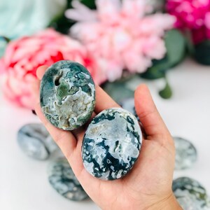 Puede incluir: Dos piedras de &aacute;gata musgosa verde y blanca pulidas. Las piedras son lisas y tienen un aspecto natural y org&aacute;nico.