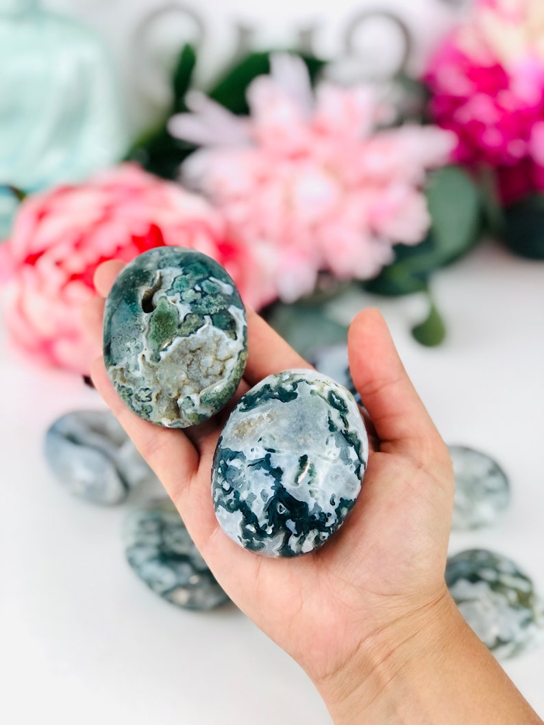 Puede incluir: Dos piedras de &aacute;gata musgosa verde y blanca pulidas. Las piedras son lisas y tienen un aspecto natural y org&aacute;nico.