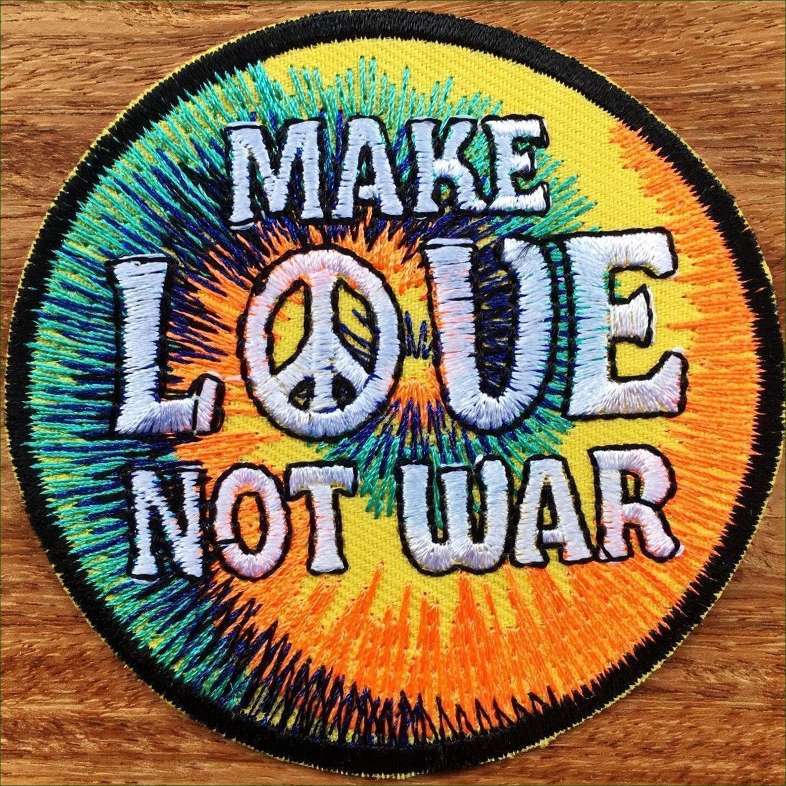 Make Love not War хиппи на груди