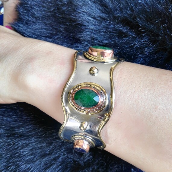Brazalete con incrustaciones de Gemas Fascetadas