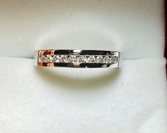 Bellissimo anello con canale in platino e diamante naturale