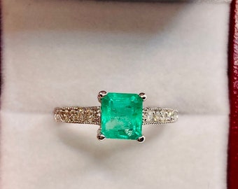 Beautiful vintage 14k White Gold Natural Colombian  Emerald and Diamonds ring