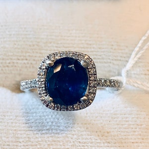 Stunning Vintage 18k  White Gold Natural Ceylon Sapphire with halo Diamond Ring