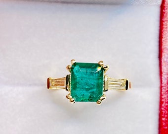 Beautiful  14k Yellow Gold Natural Emerald and Diamonds baguette  ring