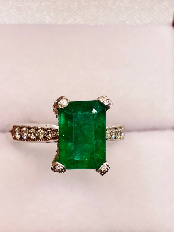 Beautiful vintage 18k White Gold Natural Emerald a