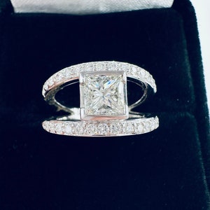 Lindo anel de noivado vintage em ouro branco 14k com diamante e corte princesa