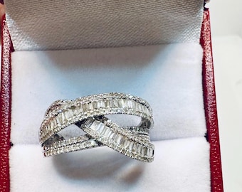 Beautiful Vintage 14k White Gold Natural rounds and baguette Diamond Ring