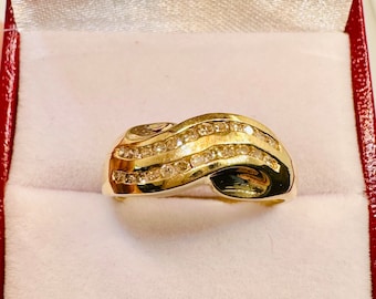 Stunning  Vintage 14k Yellow Gold Natural Diamond Band Ring