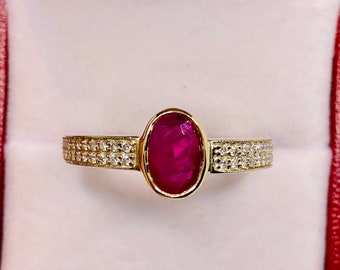 Gorgeous Vintage  14k Yellow Gold Natural Ruby and Diamonds  Ring Band.