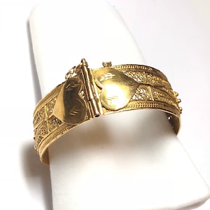 Stunning Antique 22K Yellow Gold Bangle Bracelet