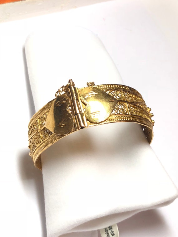 Stunning Antique 22K Yellow Gold Bangle Bracelet