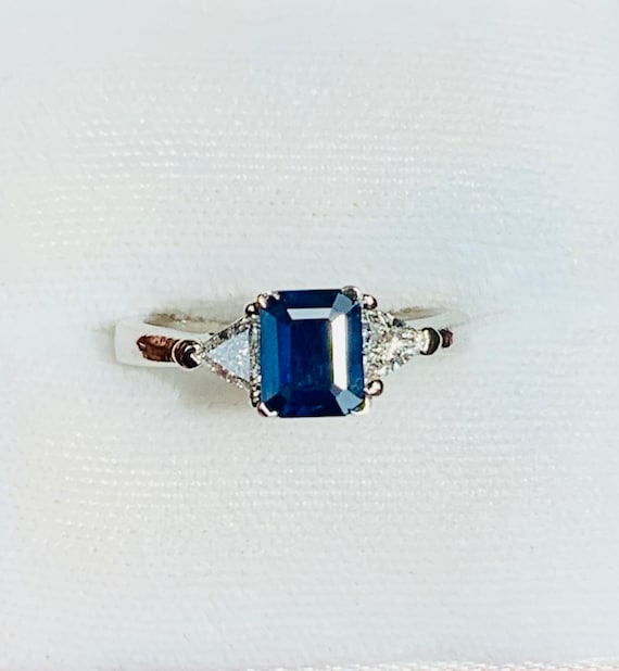 Gorgeous Vintage platinum Sapphire Diamond Ring