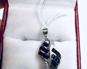 Wisiorek z szafirem i diamentami z białego złota 14k