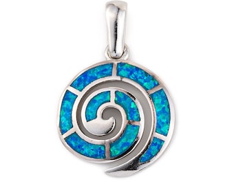 Könnte beinhalten: Ein silberner Anhänger mit einem blauen Opal-Spiralendesign. Der Anhänger ist kreisförmig mit einem Spiralendesign in der Mitte. Die Spirale ist aus Silber und mit blauem Opal eingelegt.