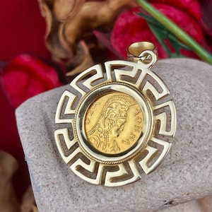 アテナペンダント 14K ソリッドゴールド、ギリシャの女神メアンダーペンダント、古代コインネックレス、ゴールドコインペンダント、アテナゴールドペンダント、ギリシャジュエリー