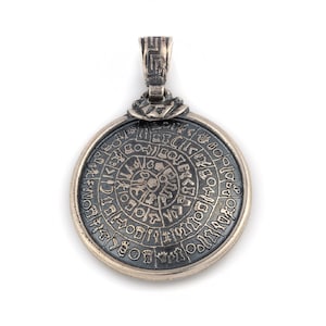 Colgante de disco de Festos en plata de ley. Joyería griega antigua. Colgante de disco de Festos. Colgante de moneda griega de plata. Festos minoico. Joyería del museo.