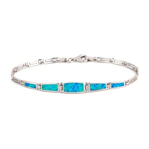 Può includere: Un braccialetto d'argento con un design a catena e cinque pietre rettangolari di opale blu.