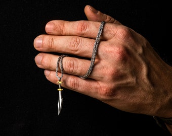 Wisiorek Spartan Swords Gold, Złoty wisiorek męski, Biżuteria grecka, Naszyjnik Spartan, Mitologia grecka, Prezent urodzinowy w postaci miecza, Prezenty wielkanocne